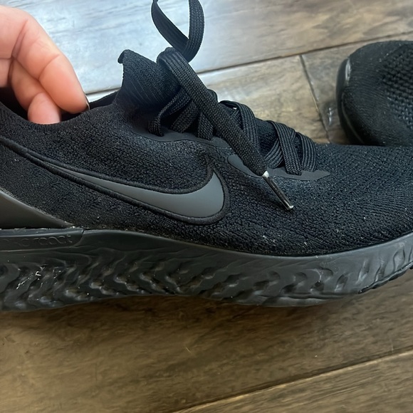 Women’s Nike black sneakers excellent condition size 9.5 epic react - Picture 3 of 10
